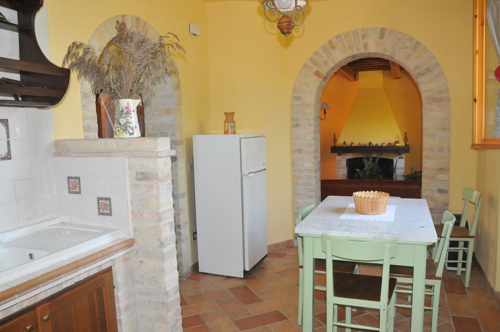Guesthouse Casale Borgo Miriam Offida Ruang foto