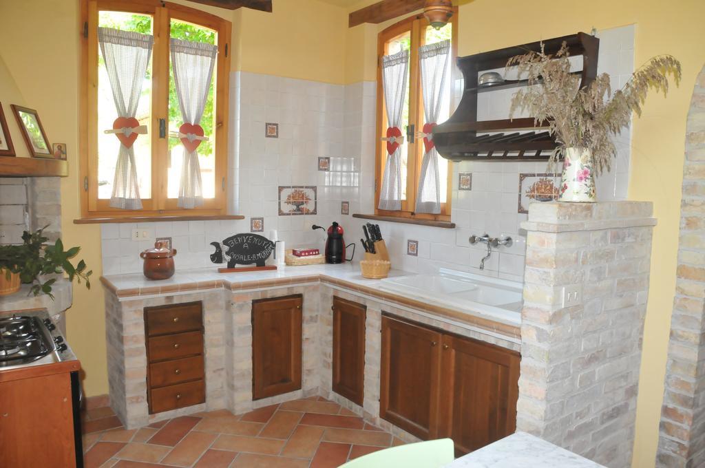 Guesthouse Casale Borgo Miriam Offida Ruang foto